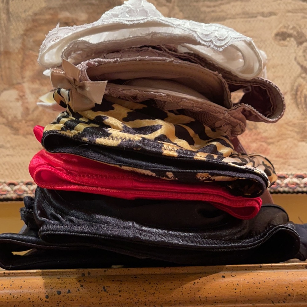 VS Red Satin & Blk Strapless the TWO Left 36A EUC - Picture 10 of 13